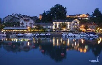 La Riviera Victoria Hotel