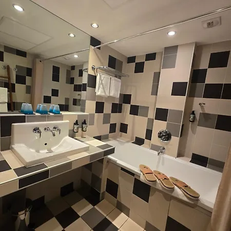 Le Jules Verne Hotel 4*
