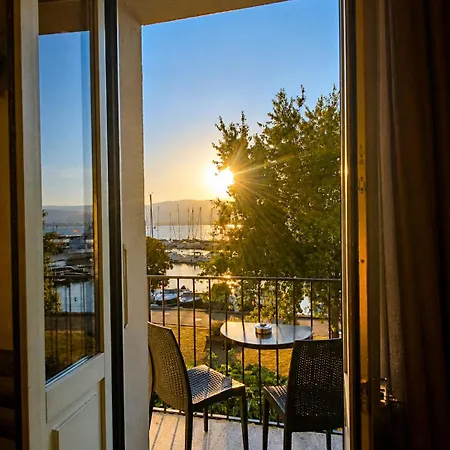 La Riviera Victoria