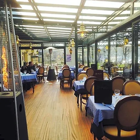 Le Jules Verne Hotel