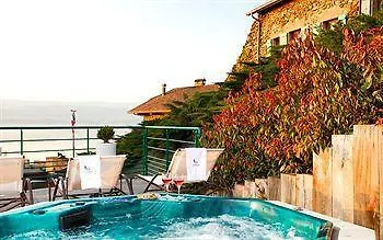 La Riviera Victoria
