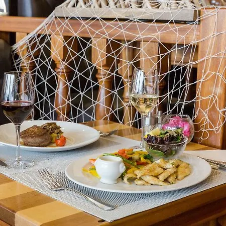 Le Jules Verne Hotel
